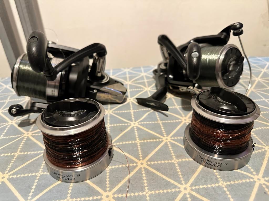 2 Daiwa Crosscast-S 5000LD molens + 2 spoelen, Watersport en Boten, Hengelsport | Karpervissen, Ophalen of Verzenden, Zo goed als nieuw
