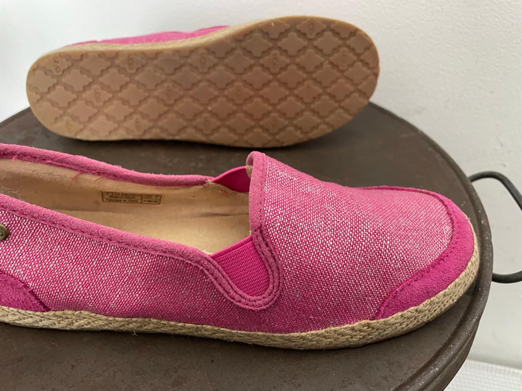 Roze UGG instappers - comfortabel en stijlvol, Kinderen en Baby's, Kinderkleding | Schoenen en Sokken, Gebruikt, Meisje, Schoenen