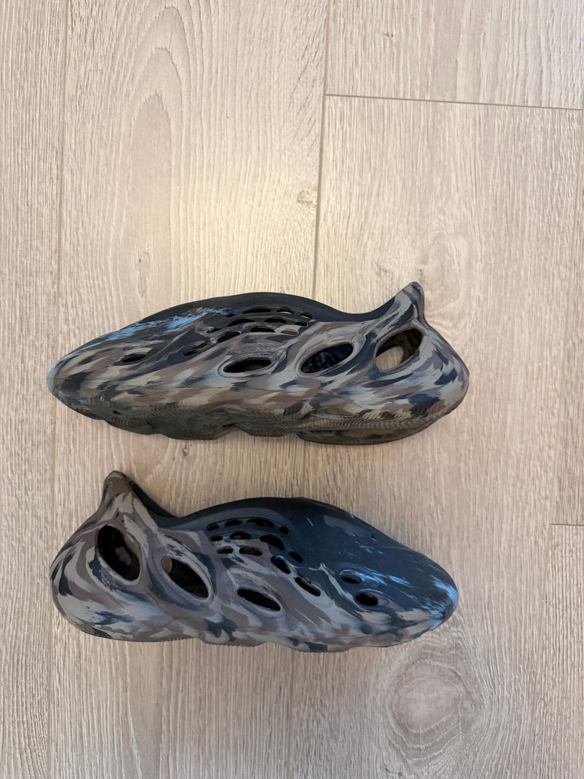 Yeezy Foam Runner 'MX Carbon' - Maat 44, Ophalen of Verzenden, Gedragen, Overige kleuren, Slippers