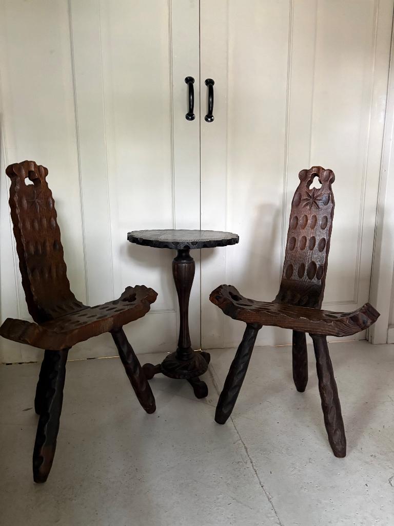 2 Spaanse brutalistische driepootstoelen met tafel, Huis en Inrichting, Stoelen, Gebruikt, Twee, Bruin, Ophalen of Verzenden