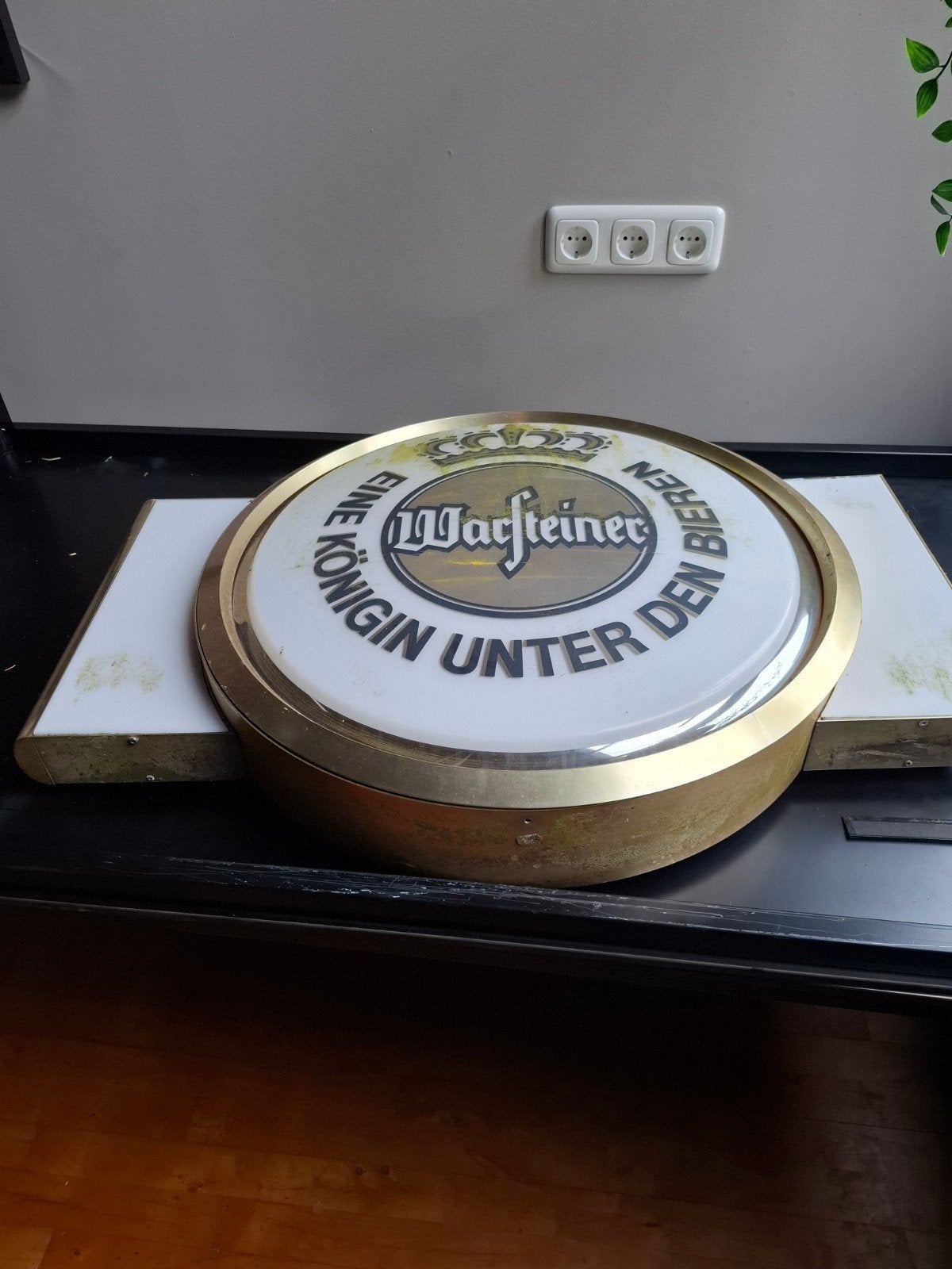 Warsteiner reclamebord met verlichting., Ophalen