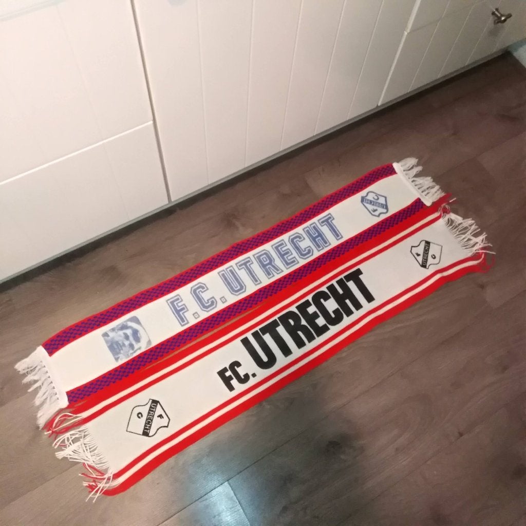 Vintage sjaaltjes Fc Utrecht 2 stuks, Verzamelen, Sportartikelen en Voetbal, Ophalen, Gebruikt, F.C. Utrecht, Vaantje of Sjaal