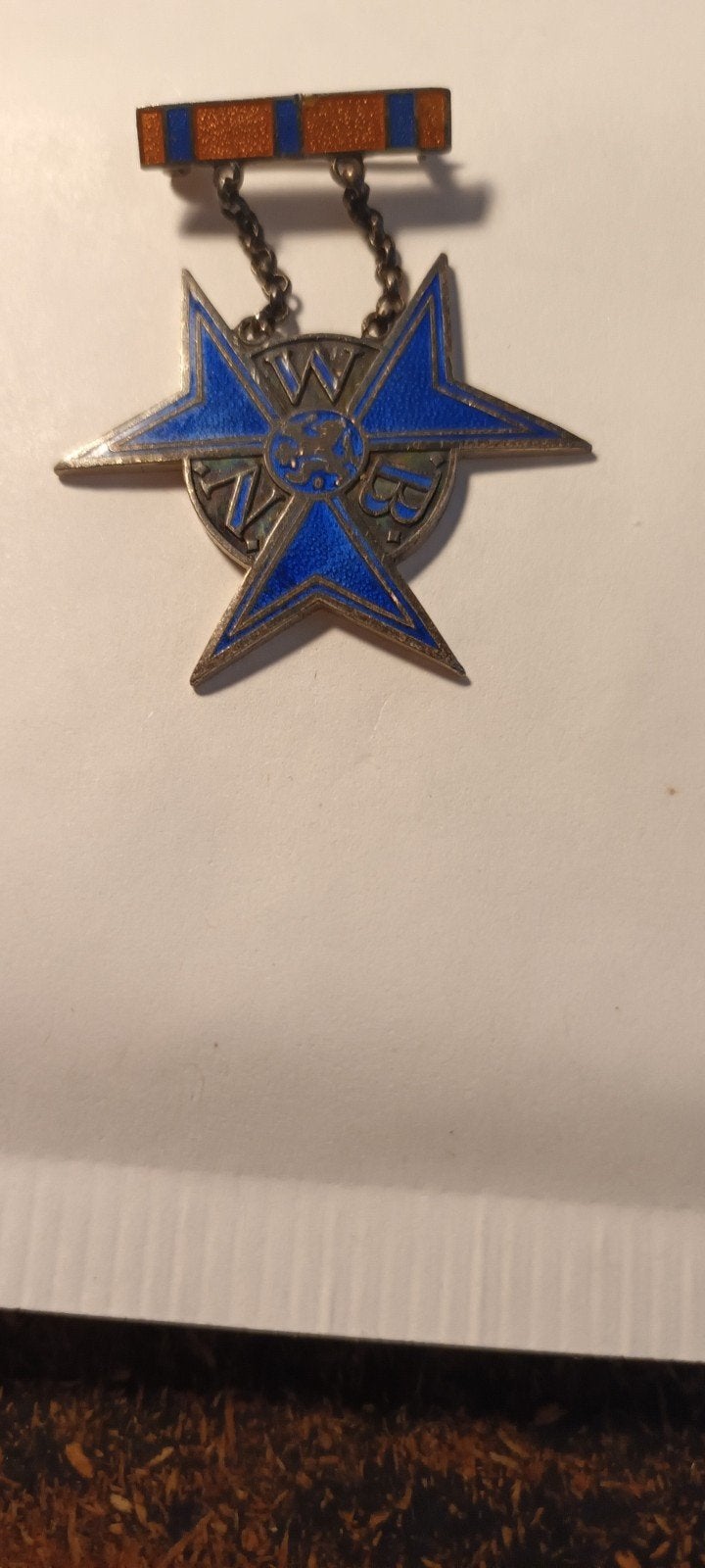 Oude militaire medaille met blauw emaille en lint, Ophalen of Verzenden, Overige materialen, Buitenland