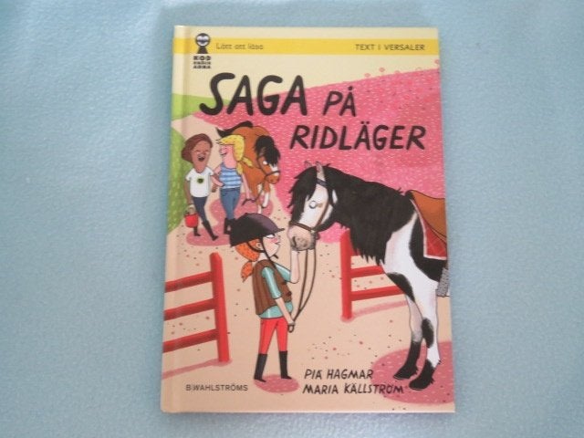 Zweeds kinderboek: Saga på ridläger door Pia Hagmar NIEUW, Boeken, Ophalen of Verzenden, Nieuw, Pia Hagmar, Fictie algemeen