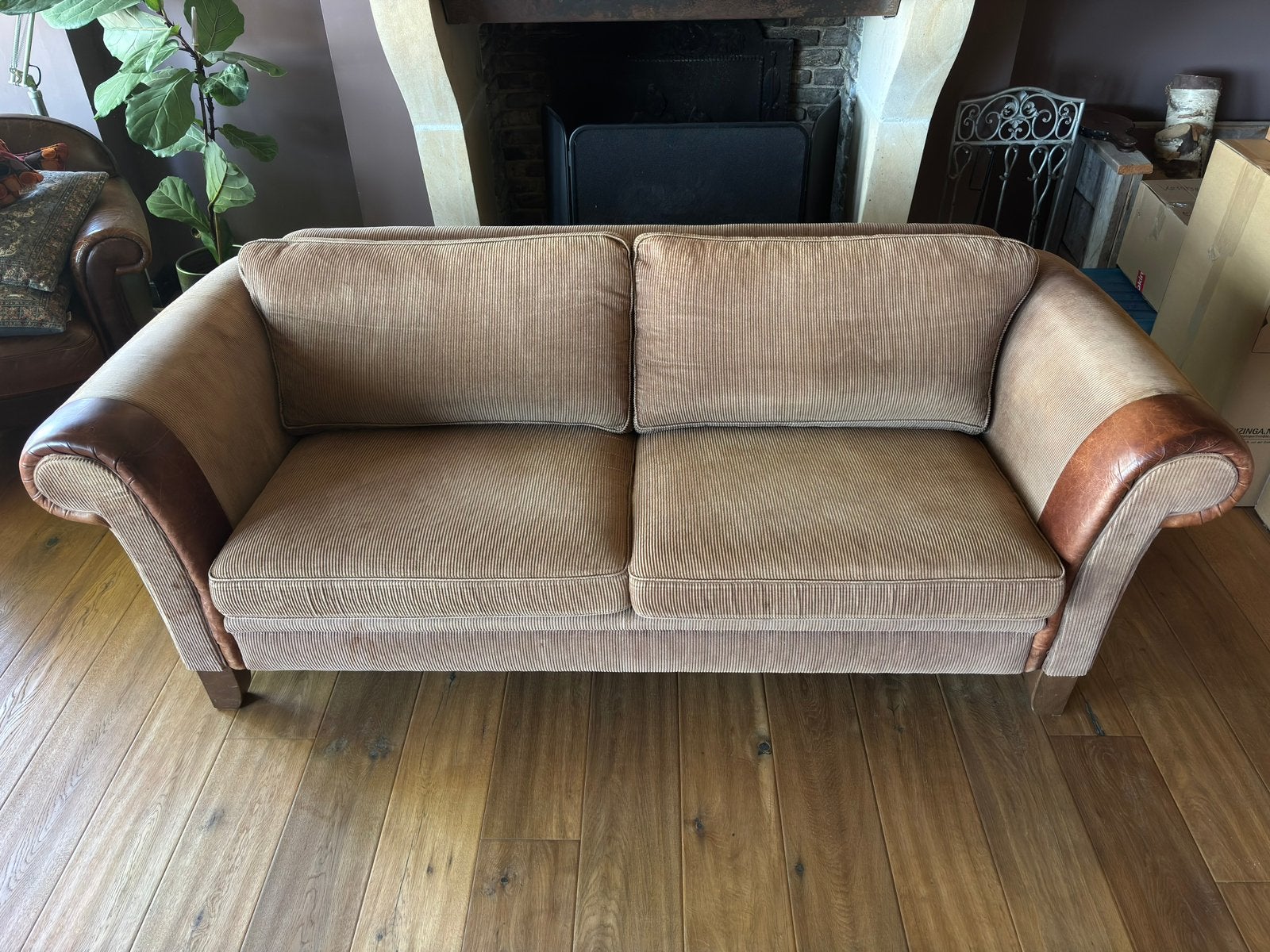 Beige ribstof bank met leren armleuning deel, Huis en Inrichting, Banken | Bankstellen, Ophalen, Gebruikt, Driepersoons, 75 tot 100 cm