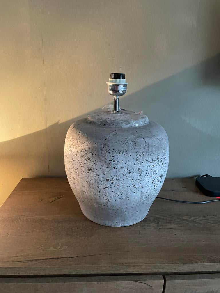 Lampenvoet van cement, Huis en Inrichting, Lampen | Tafellampen, Ophalen of Verzenden, Zo goed als nieuw, Overige materialen, Minder dan 50 cm