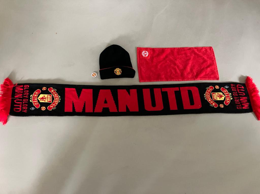 Manchester United Sjaal muts, Verzamelen, Sportartikelen en Voetbal, Ophalen of Verzenden, Zo goed als nieuw, Buitenlandse clubs