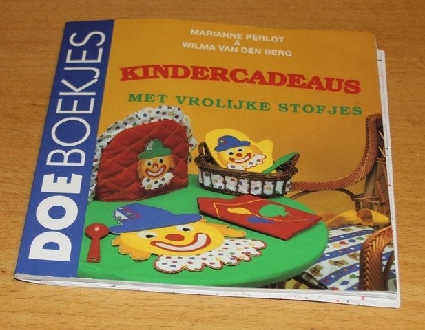 Kindercadeaus met vrolijke stofjes - Perlot - doe0796, Ophalen of Verzenden, Zo goed als nieuw, Borduren en Naaien, Geschikt voor kinderen