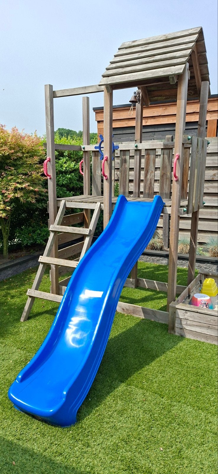Houten speelhuisje met glijbaan, Kinderen en Baby's, Speelgoed | Buiten | Speelhuisjes, Ophalen, Gebruikt, Hout