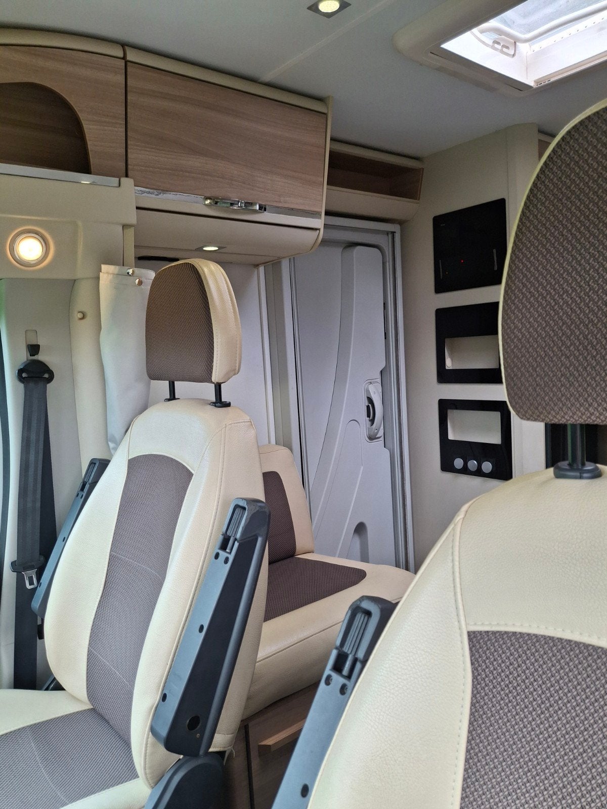 Foto 22 van " ADRIA CORAL S 670 SL -2013 - 65000 KM - APARTE BEDDEN'"