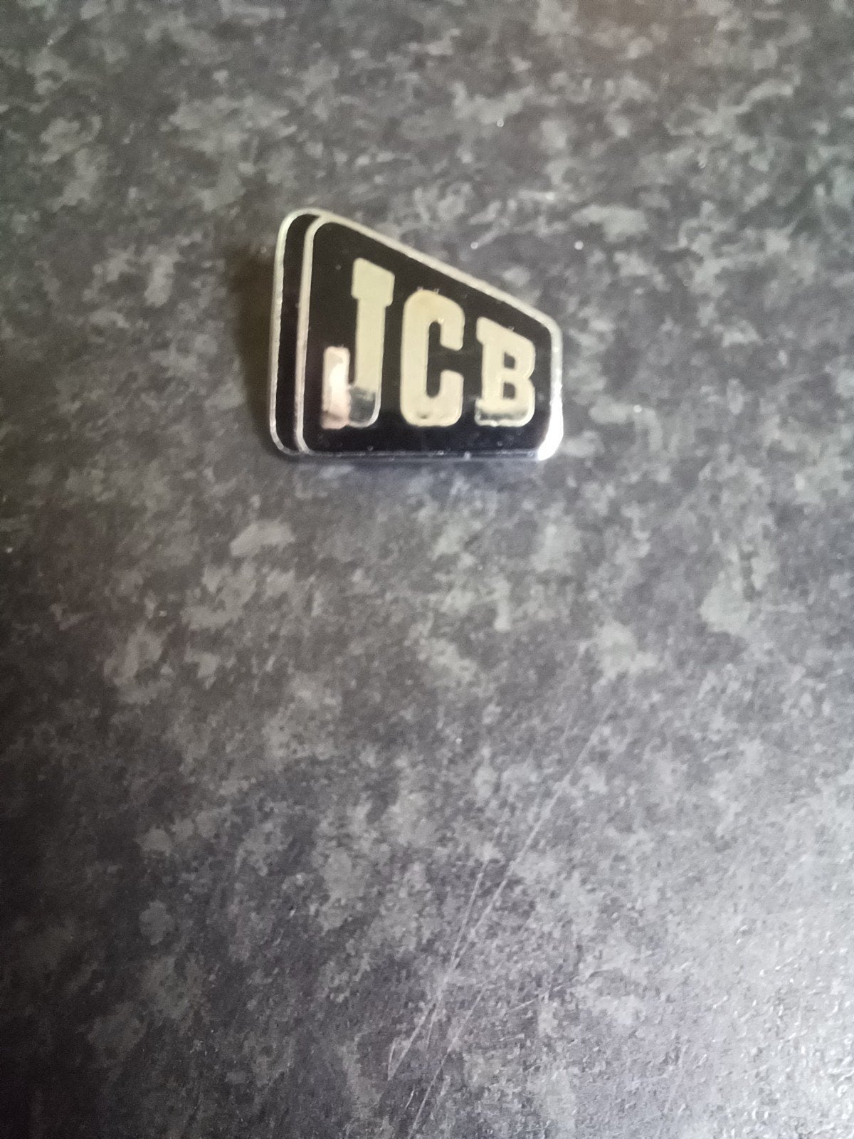 Speld broche JCB (landbouwmachines), Ophalen of Verzenden, Gebruikt, Overige onderwerpen, Speldje of Pin