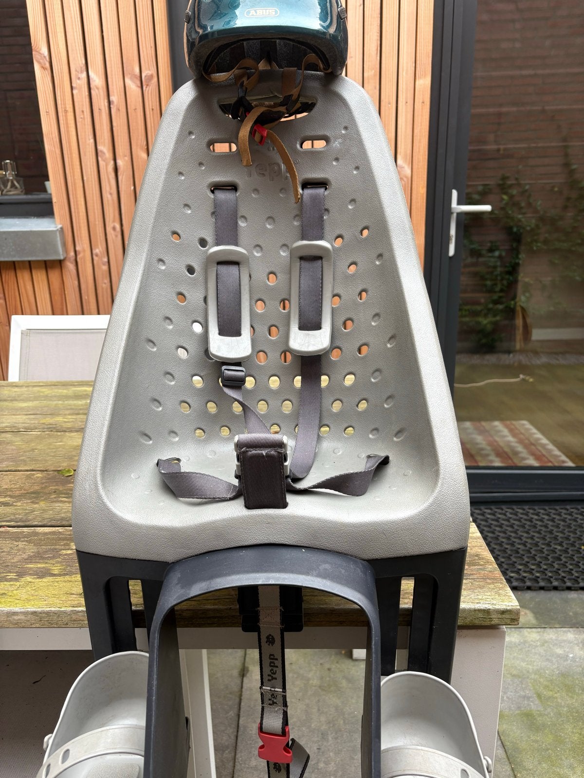 Yepp Maxi Achterzitje met Abus Fietshelm, Ophalen, Achterzitje, Voetsteuntjes, Zo goed als nieuw