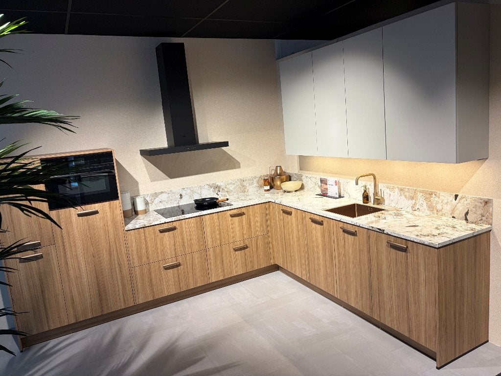 showroomkeuken Ensor Karamel Walnoot 40% Korting, Ophalen, Nieuw, Graniet of Steen, Hoekkeuken