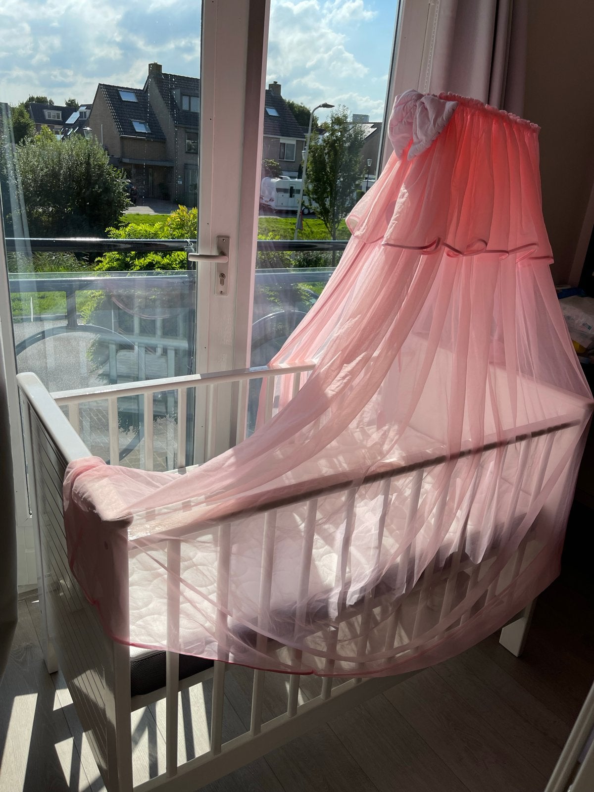 Wit babybedje met matras en klamboe, Ophalen, 70 tot 85 cm, 140 tot 160 cm, Zo goed als nieuw
