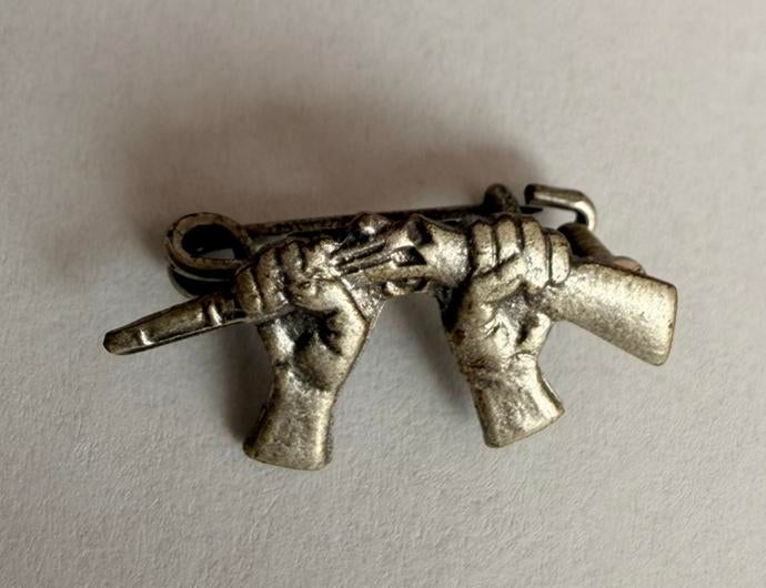 Gebroken geweer / Pacifisme speldje, Verzamelen, Speldjes, Pins en Buttons, Ophalen, Gebruikt, Overige onderwerpen, Speldje of Pin