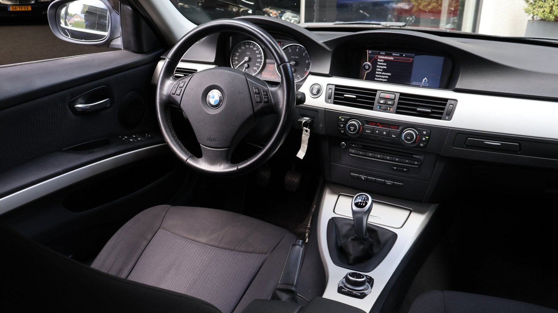 BMW 3-serie 320i Business Line|Navi|Cruise|PDC|LMV|Xenon|LCI, Auto's, BMW, Zwart, 4 cilinders, Zwart, Origineel Nederlands