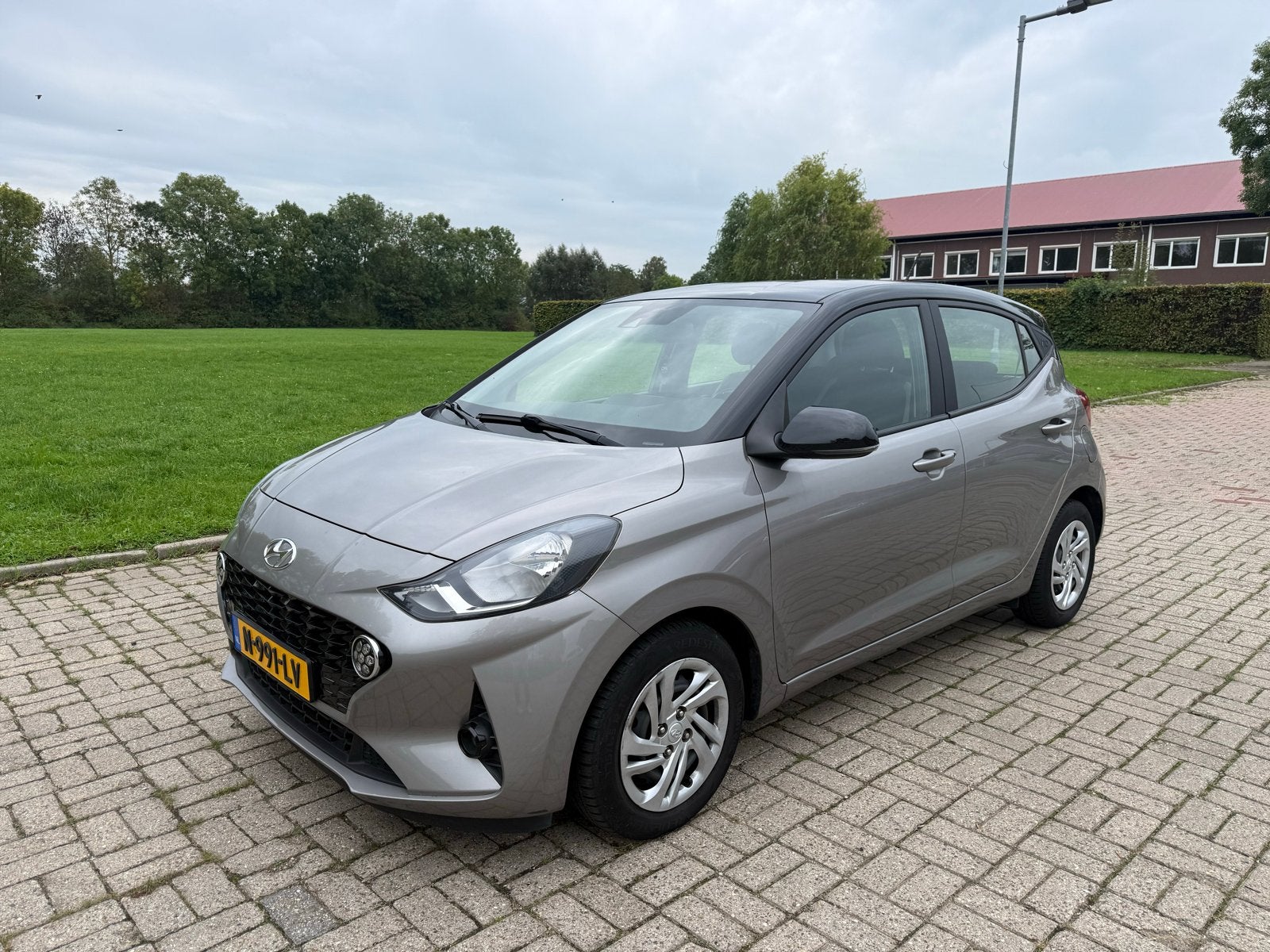 Hyundai i10 1.0i 67pk Automaat 2021 Grijs, Auto's, 31 €/maand, 899 kg, Origineel Nederlands, Bedrijf