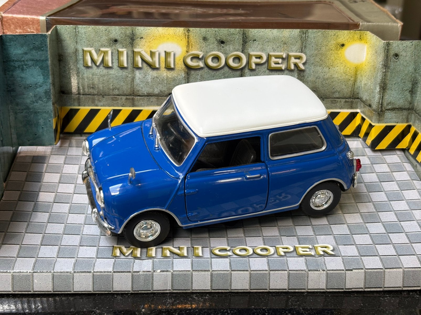 Mini Cooper 1:18 MotorMax, Ophalen of Verzenden, Gebruikt, Auto, Motormax