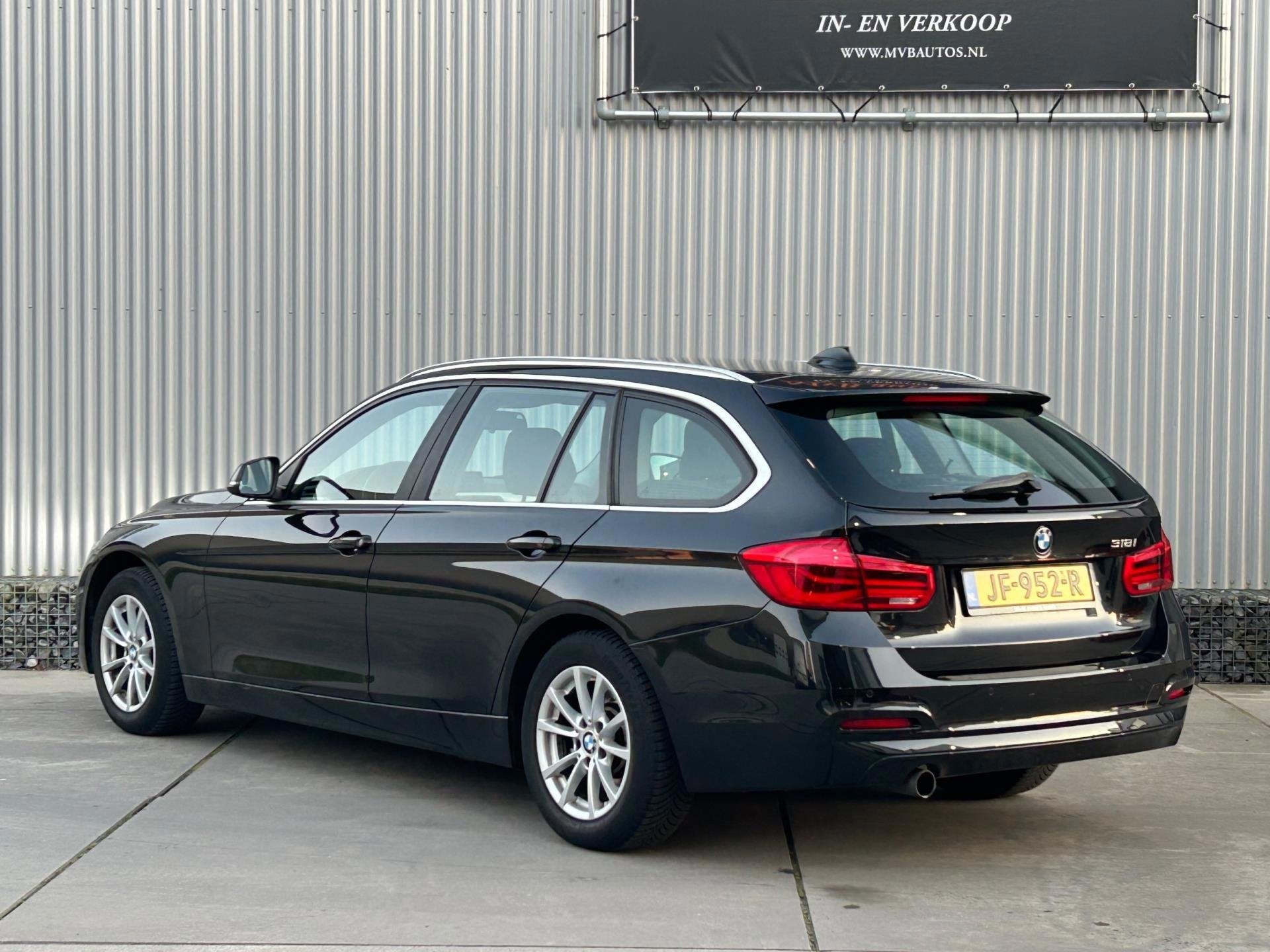 BMW 3-serie Touring 318i Essential, Navi, Clima, Cruise, NAP, Auto's, Parkeersensor, Gebruikt, 1445 kg, Zwart