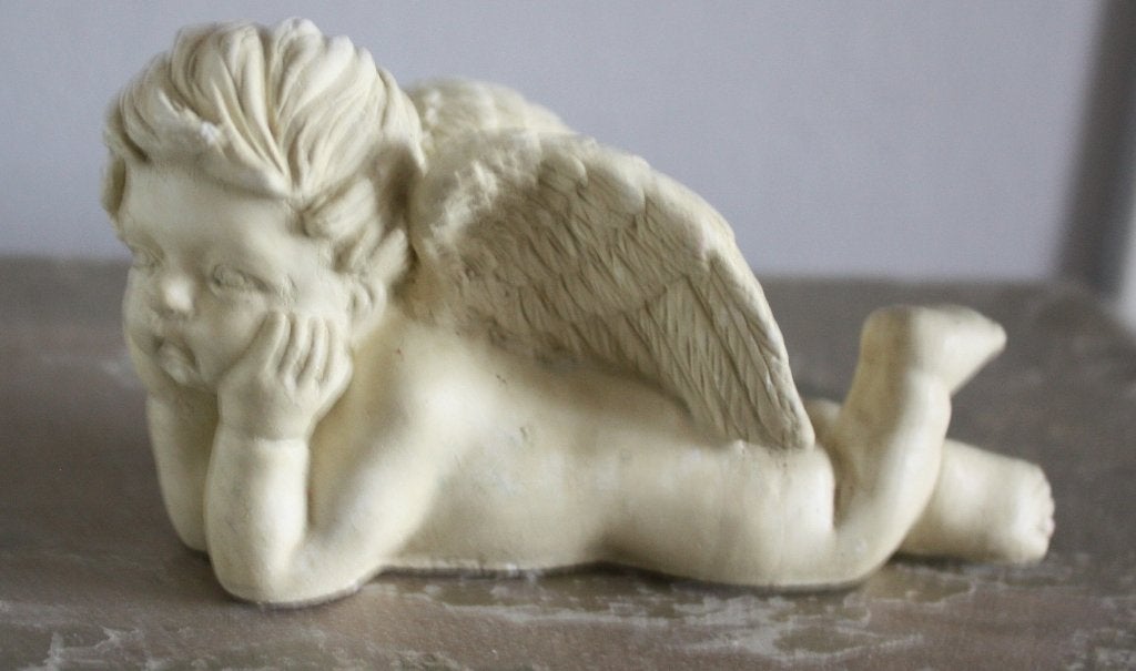 set van 2 creme stenen beeldjes liggend engel, Diversen, Kerst, Ophalen of Verzenden, Gebruikt
