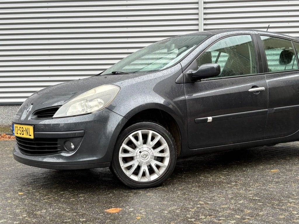 Renault Clio 1.6 Dynamique NIEUWE APK Trekhaak Airco Cruise, Voorwielaandrijving, Gebruikt, Zwart, 4 cilinders