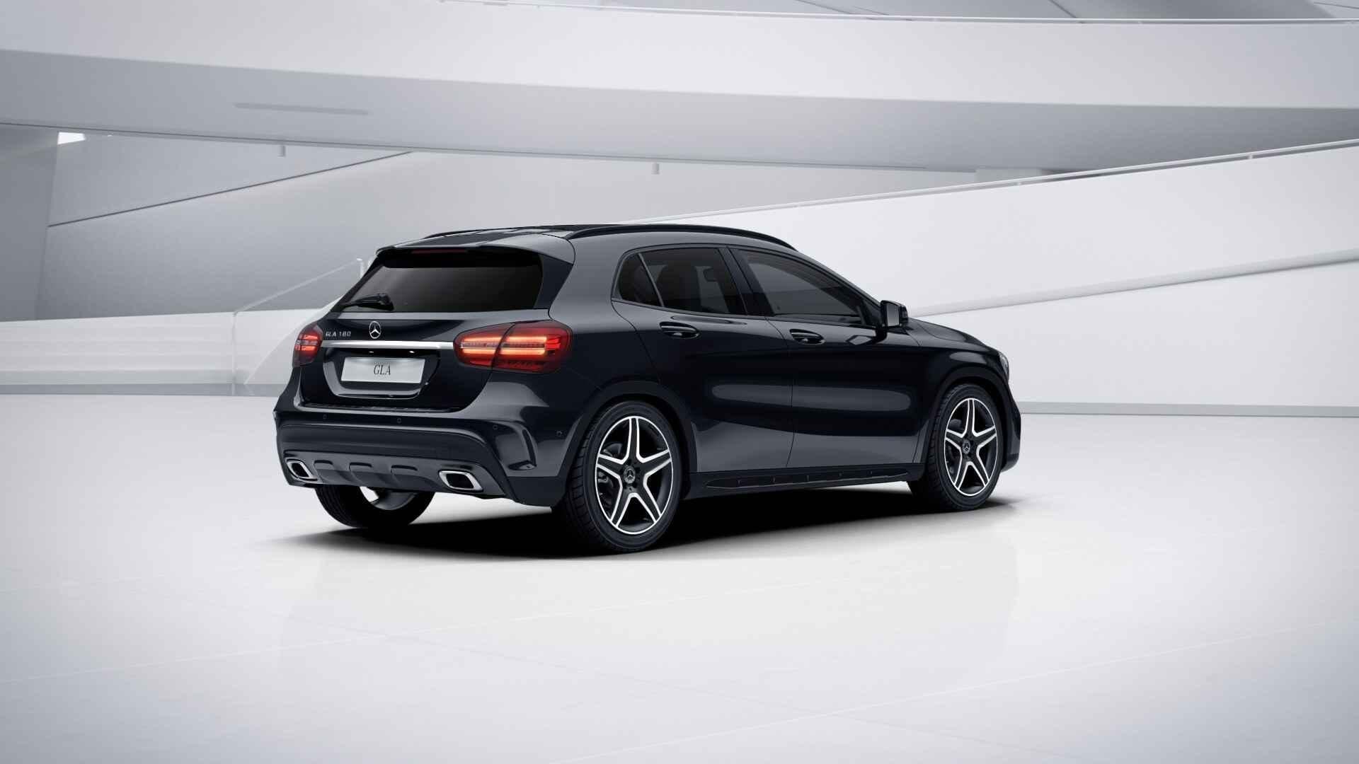 Mercedes-Benz GLA-klasse 180 Business Solution AMG | Panoram, Auto's, Gebruikt, 4 cilinders, 715 kg, Leder en Stof