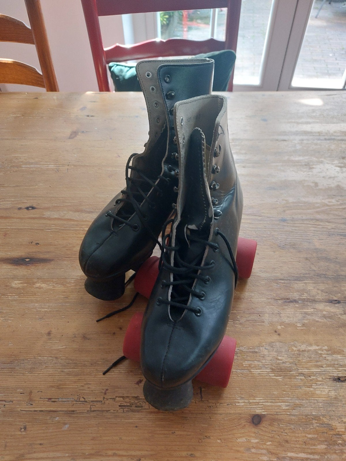 Rolschaatsen maat 40 - Zwart met rode wielen, Antiek en Kunst, Ophalen of Verzenden