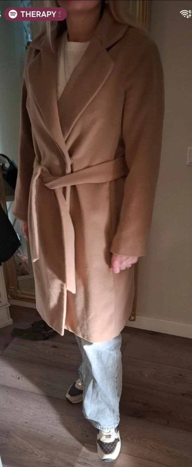 Camelkleurige trenchcoat maat 42, Beige, Maat 42/44 (L), Ophalen of Verzenden, Gedragen