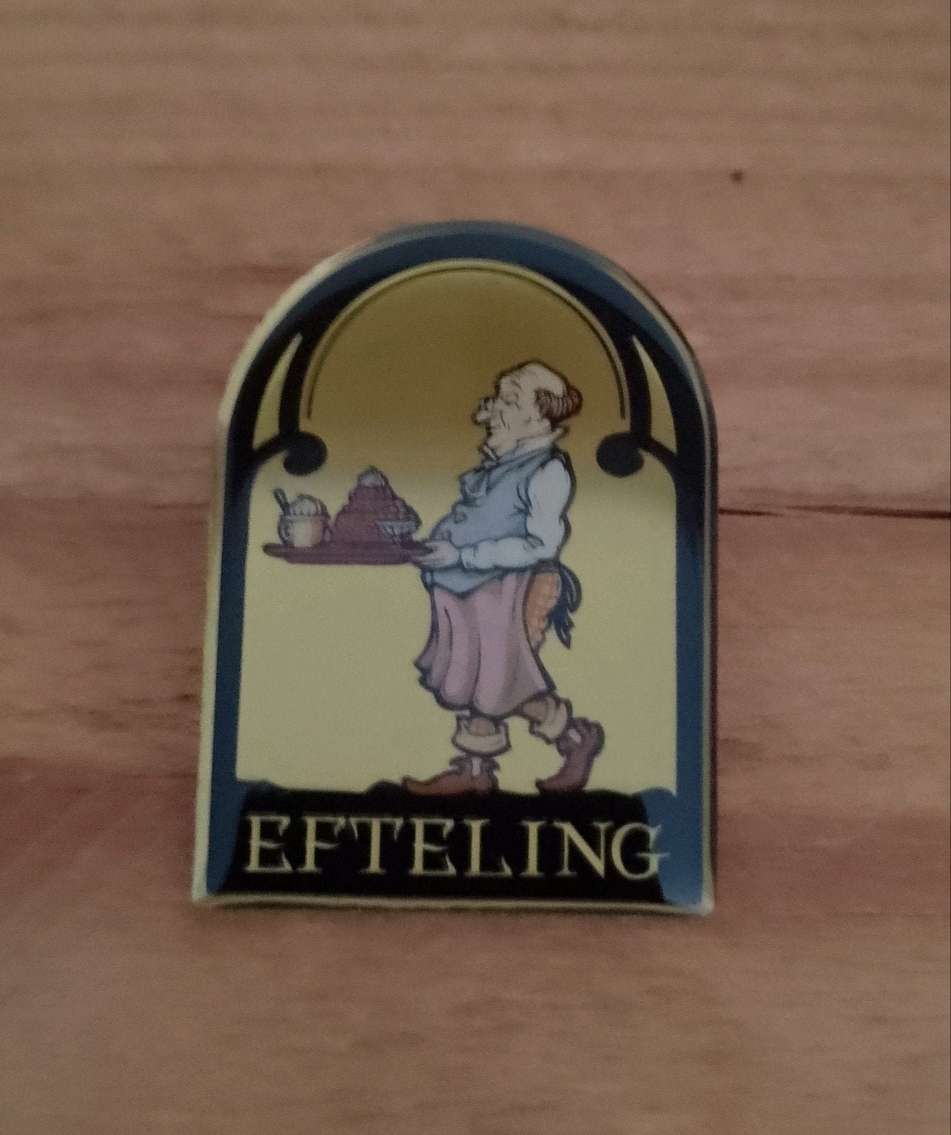 Efteling speldje pin - Ober met taart, Ophalen of Verzenden, Nieuw, Button of Speldje