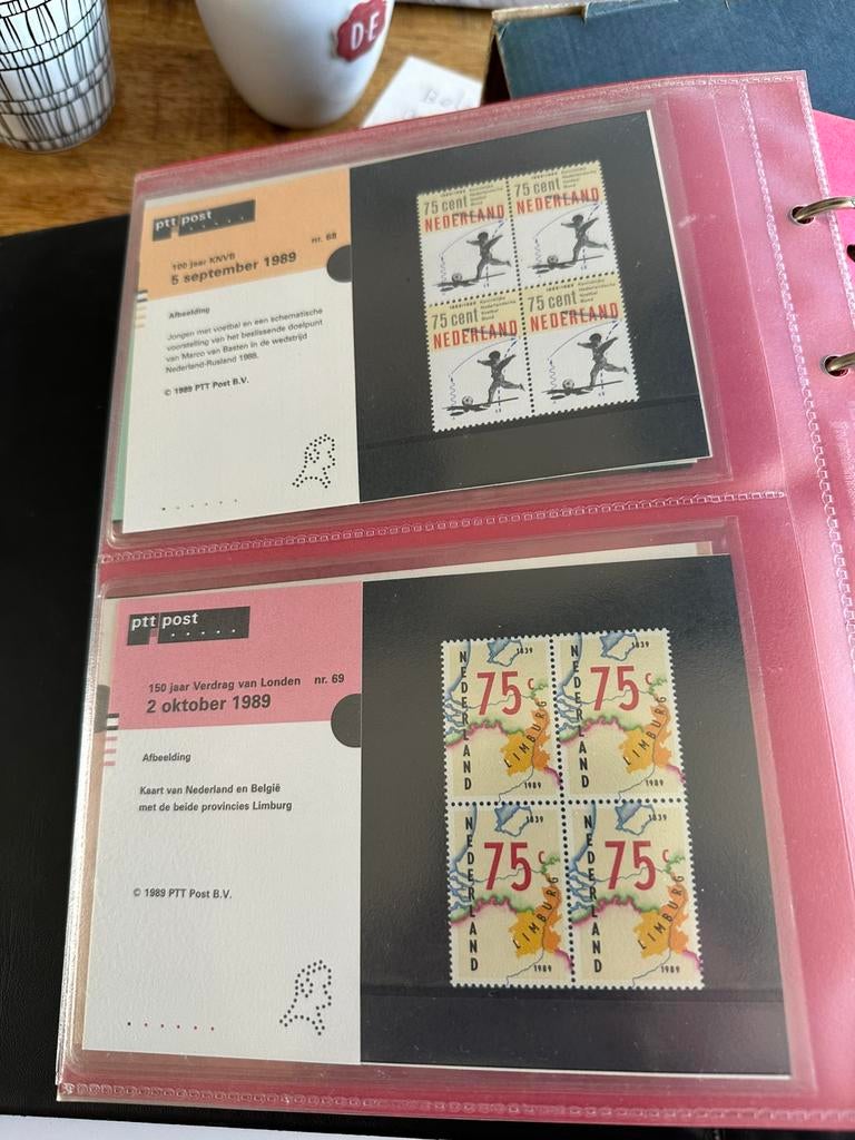 Te koop 4 mappen met postzegel mapjes, Ophalen of Verzenden, Euro's