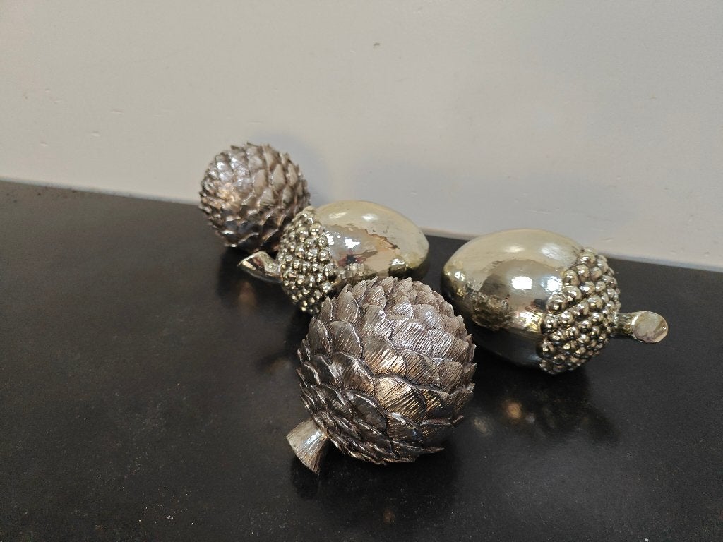 2 zilver gekleurde dennenappels en 2 eikels, Ophalen of Verzenden