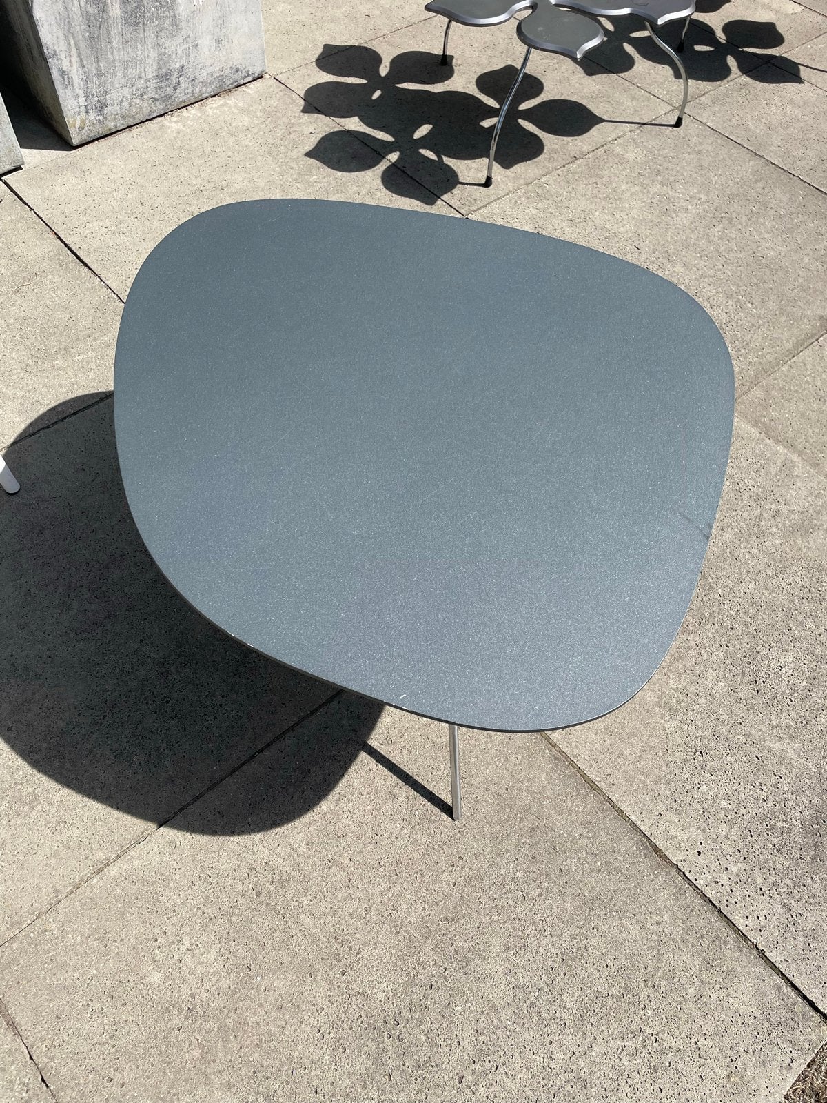 Leolux liliom bijzettafel met unieke vorm, Ophalen, Minder dan 45 cm, Gebruikt, 55 tot 75 cm