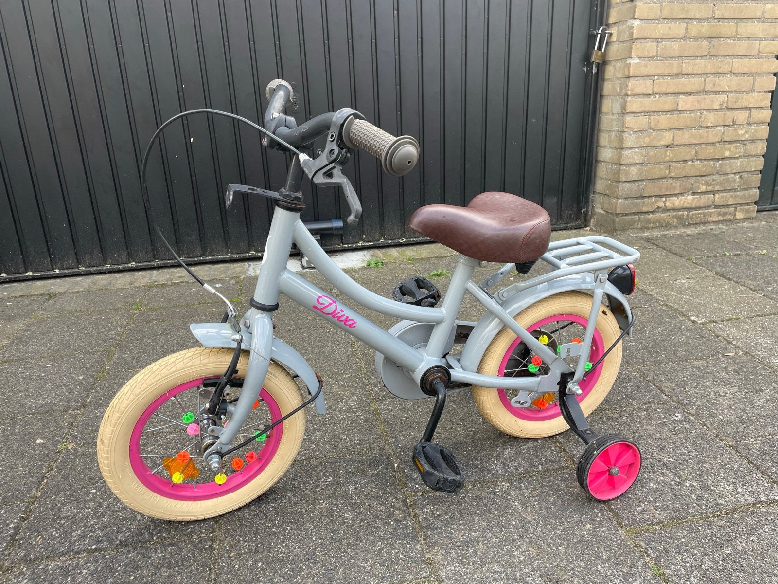 Diva kinderfiets 12 inch met zijwieltjes en terugtraprem, Fietsen en Brommers, Ophalen, Terugtraprem, Zijwieltjes, Gebruikt