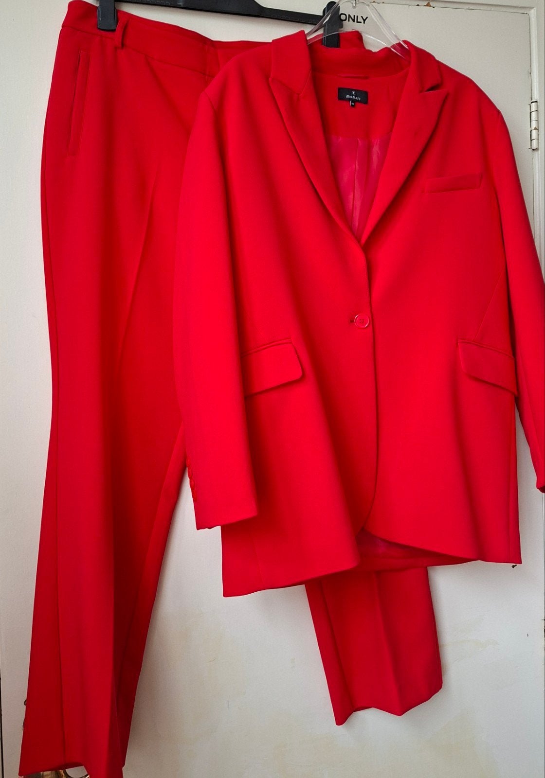 Rood pak van Monari, mt 42/44, Kostuum of Pak, Maat 42/44 (L), Zo goed als nieuw, Rood