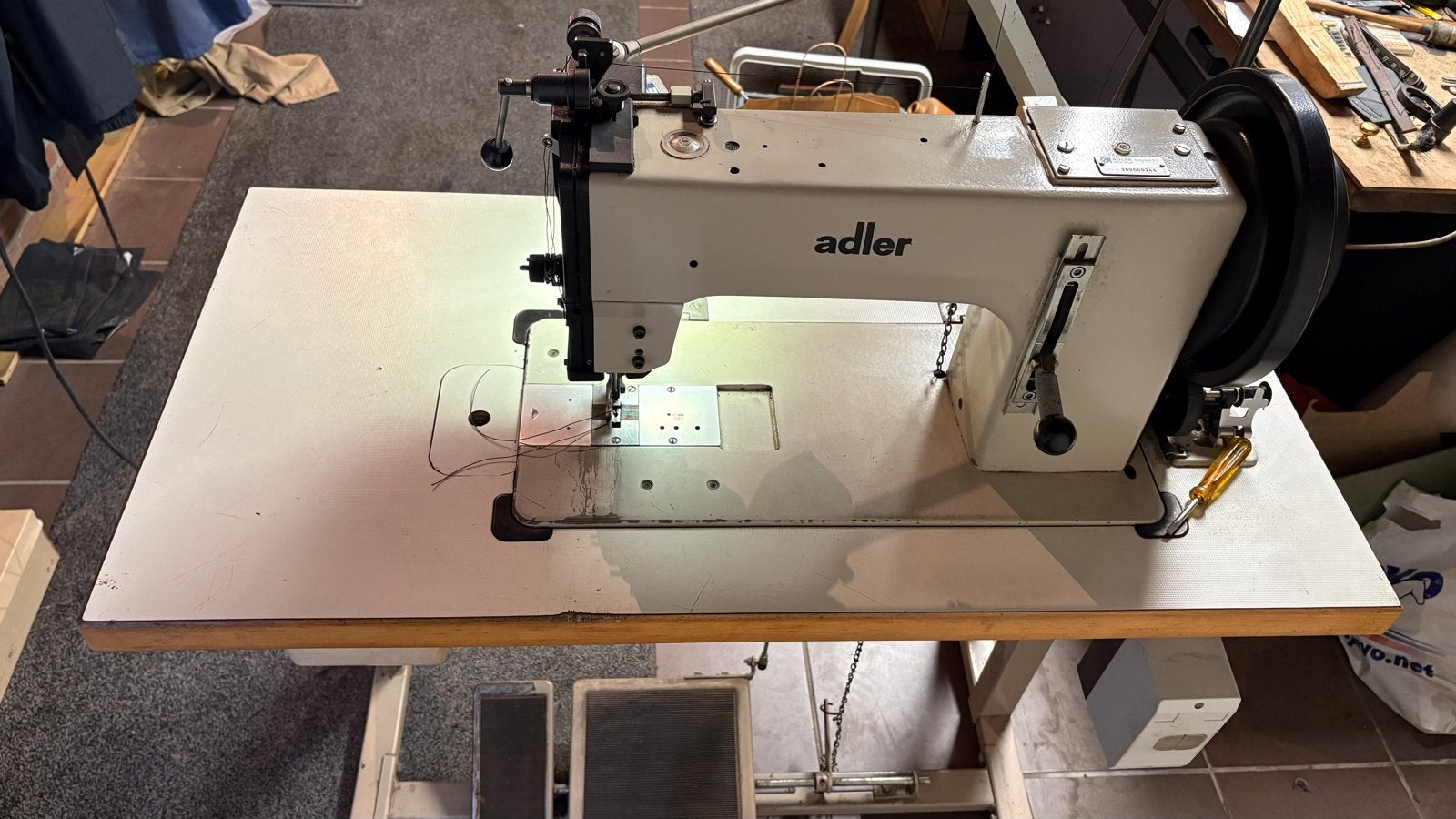 Zware Adler leerstikker - Industrieel geschikt voor tuigleer, Hobby en Vrije tijd, Naaimachines en Toebehoren, Gebruikt, Naaimachine