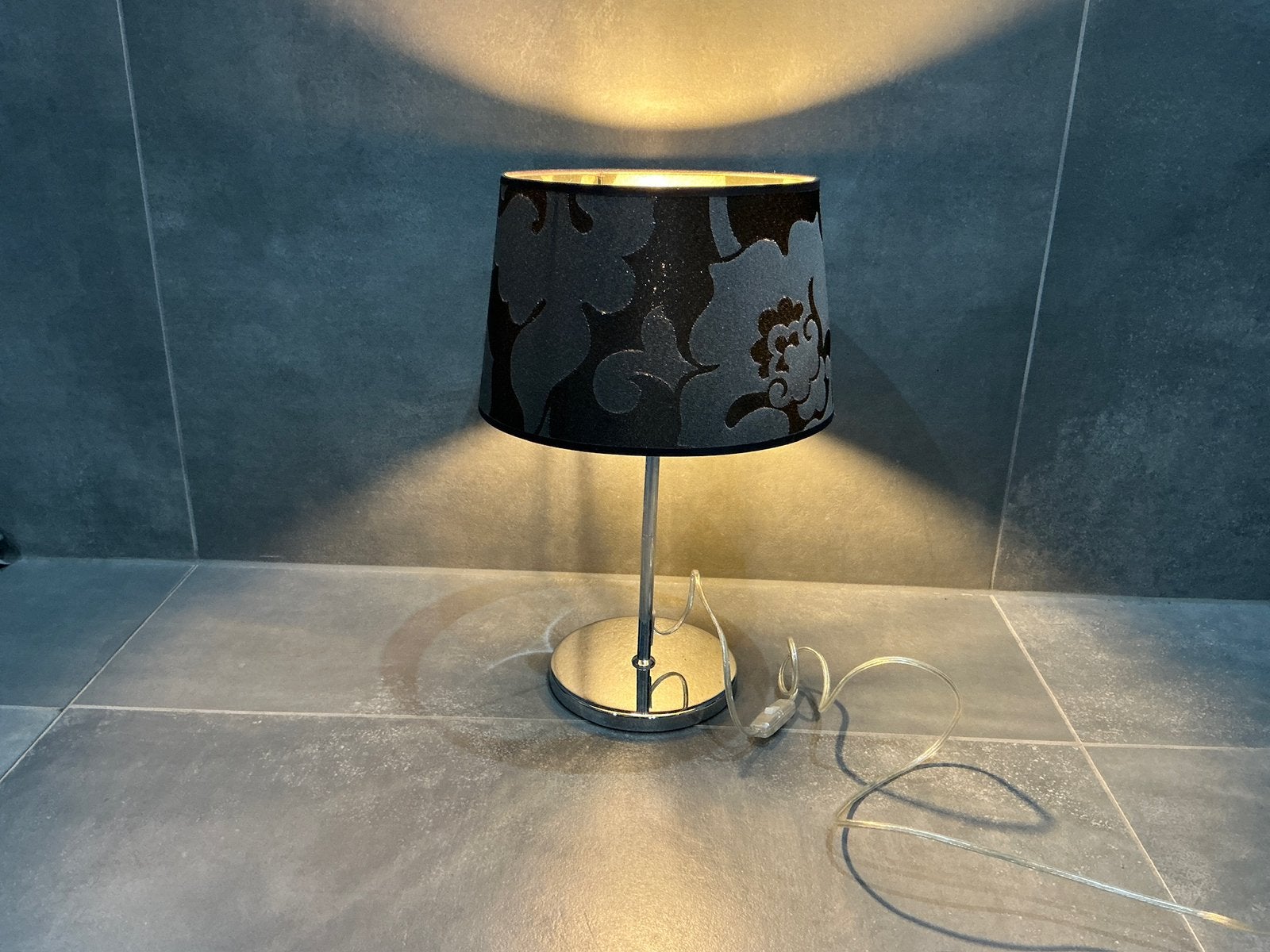 Design tafellamp zwart met zilvergrijs barok/damast patroon, Huis en Inrichting, Bureaulamp, Ophalen of Verzenden, Zo goed als nieuw