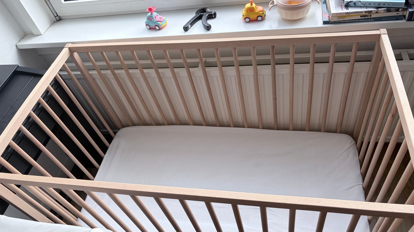 IKEA SNIGLAR Ledikant met matras en hoeslakens, Ophalen of Verzenden, Zo goed als nieuw, 200 cm, Hout