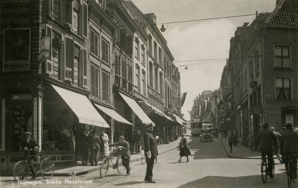 Fotokaart Nijmegen Stikke Hezelstraat Tram Agent, Verzamelen, Verzenden, 1920 tot 1940, Ongelopen, Gelderland