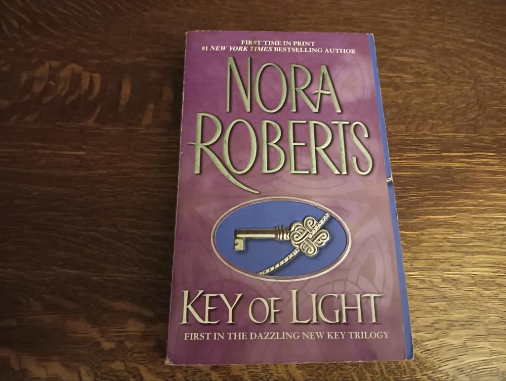 Boek Nora Roberts Key of Light, Ophalen of Verzenden, Gelezen, Nora Roberts, Fictie