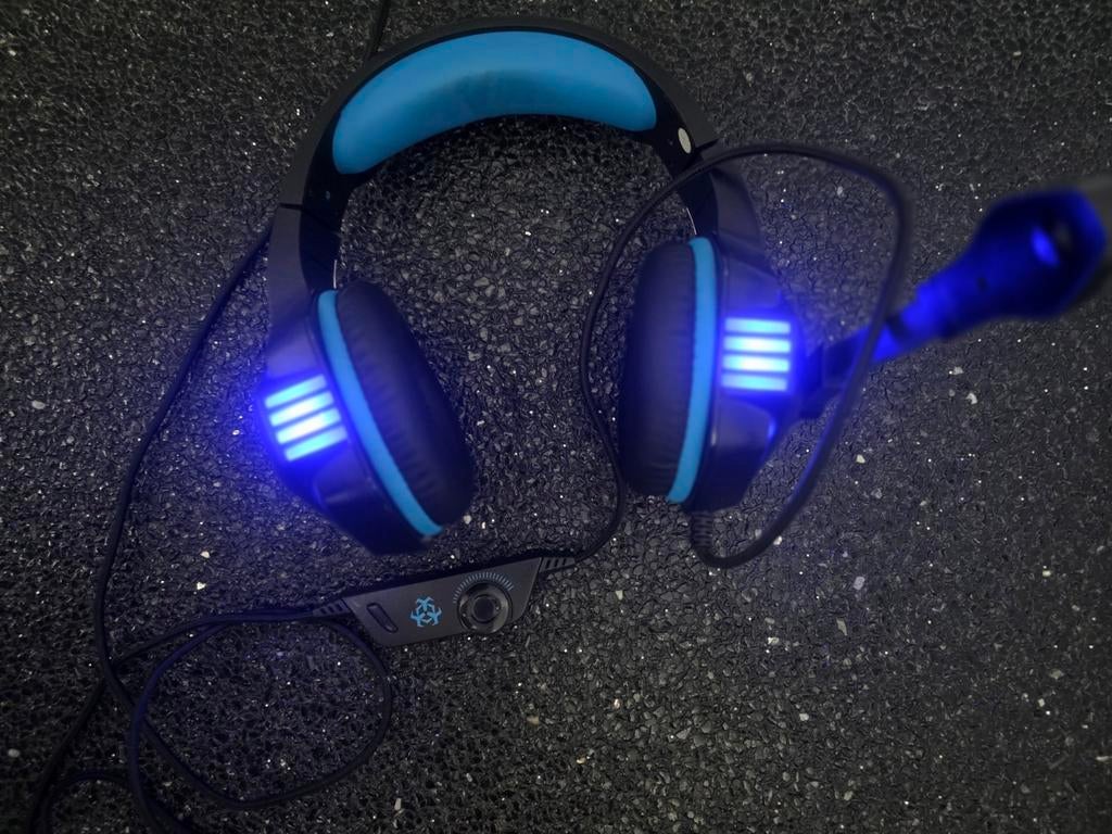 Headset met blauwe verlichting, Computers en Software, Headsets, Gebruikt, Over-ear, Bedraad, Gaming headset, Mute-functie, Volumeregelaar