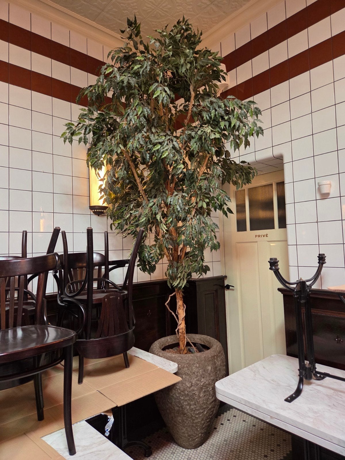 Grote kunstboom in pot. BIEDEN!, Huis en Inrichting, Ophalen, In pot, Halfschaduw, Minder dan 100 cm