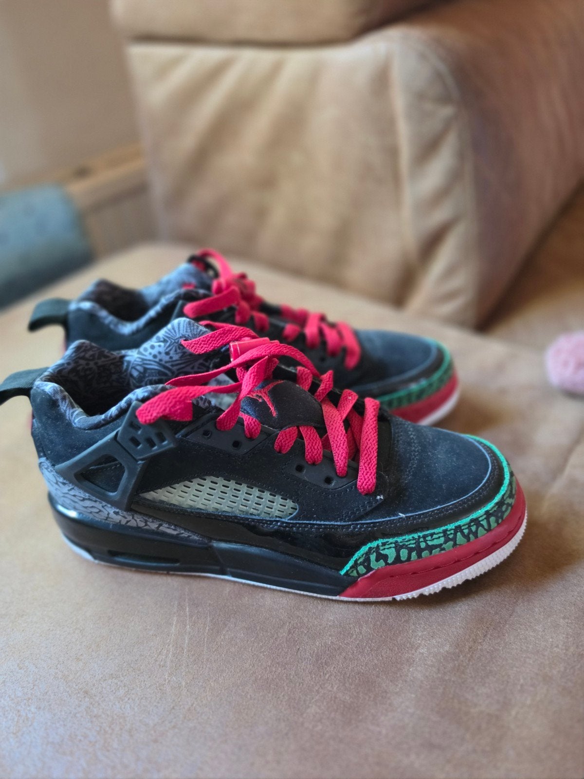 Jordan sneakers voor kinderen - Zwart met rode veters, Kinderen en Baby's, Gebruikt, Ophalen of Verzenden, Jordan, Jongen of Meisje