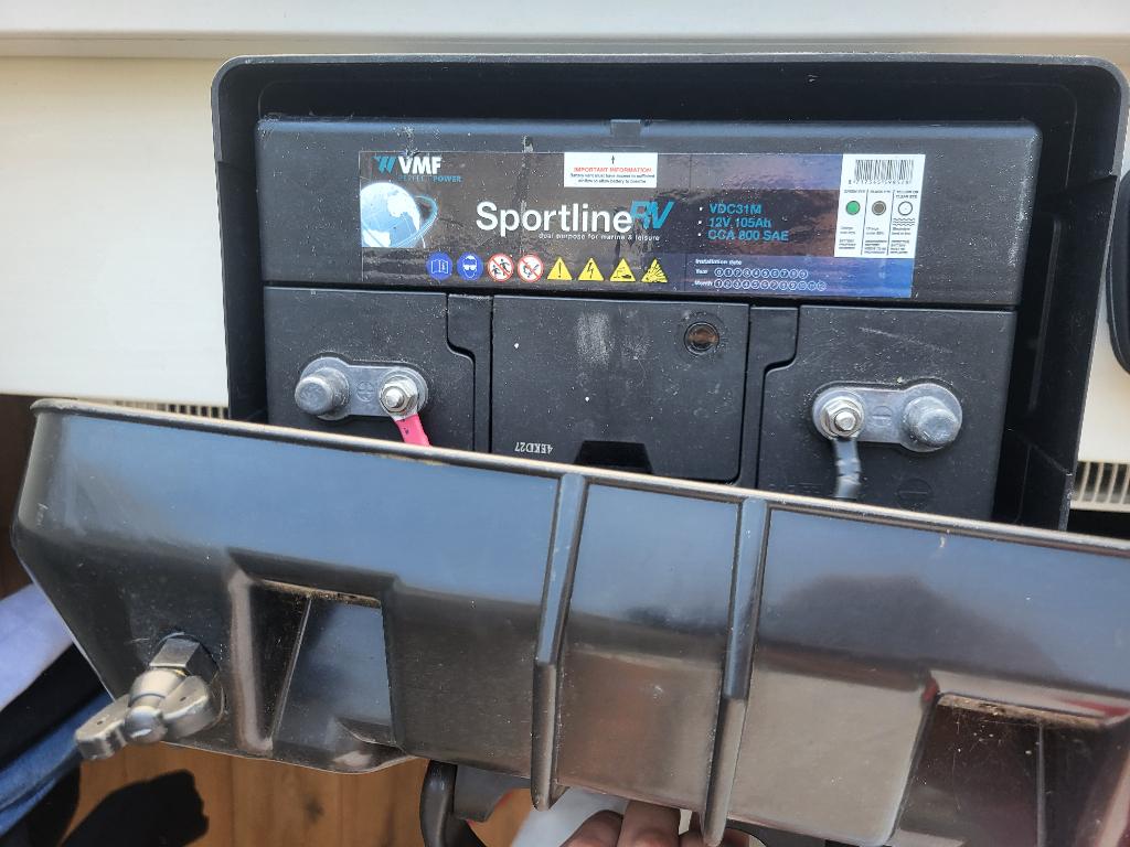 Complete set: VMF Sportline RV Accu 105Ah + Accubak & Lader, Auto-onderdelen, Accu's en Toebehoren, Ophalen, Gebruikt