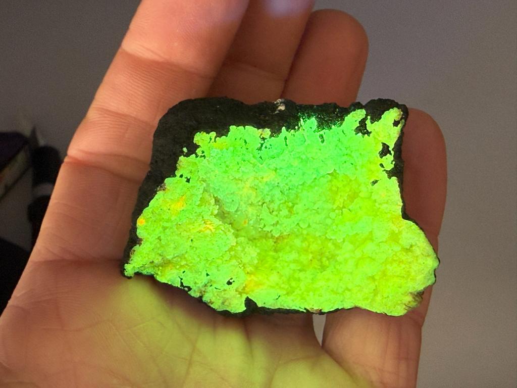 Powerboll geode mineralen fluorescerende UVActief, Ophalen of Verzenden, Mineraal