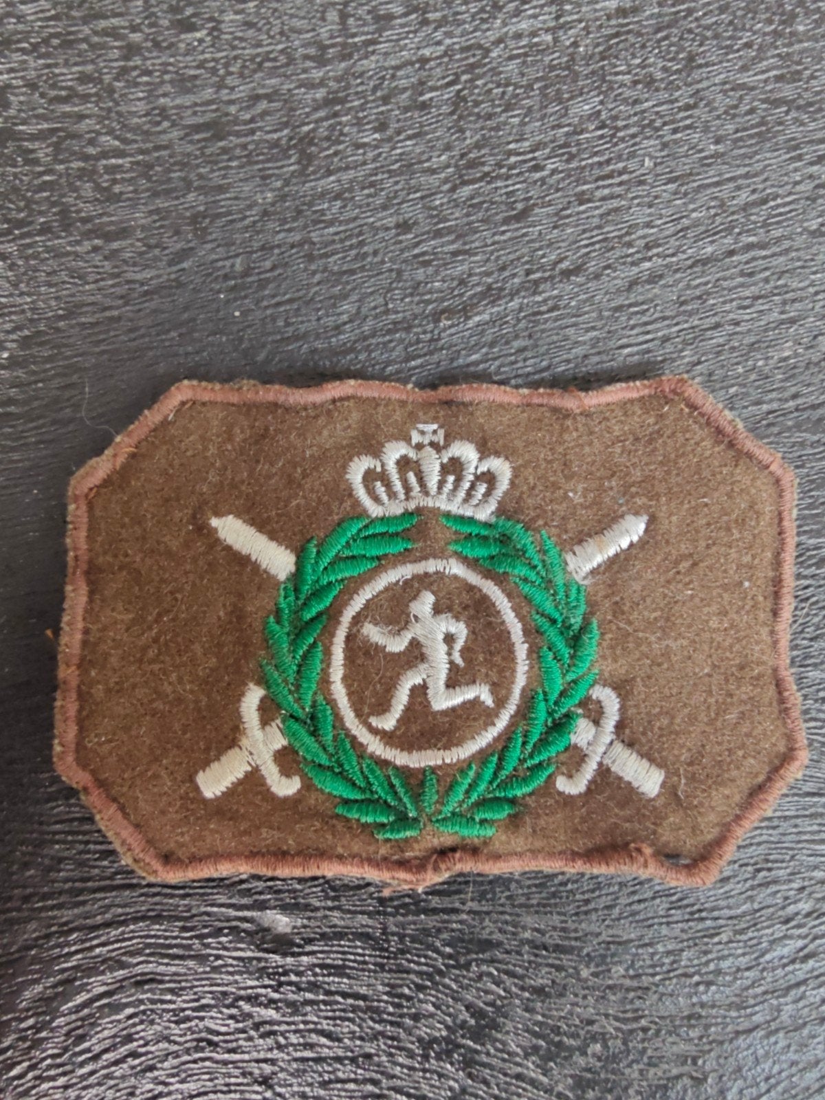 Defensie LO sport embleem op bruin -, Ophalen of Verzenden, Landmacht, Nederland, Embleem of Badge