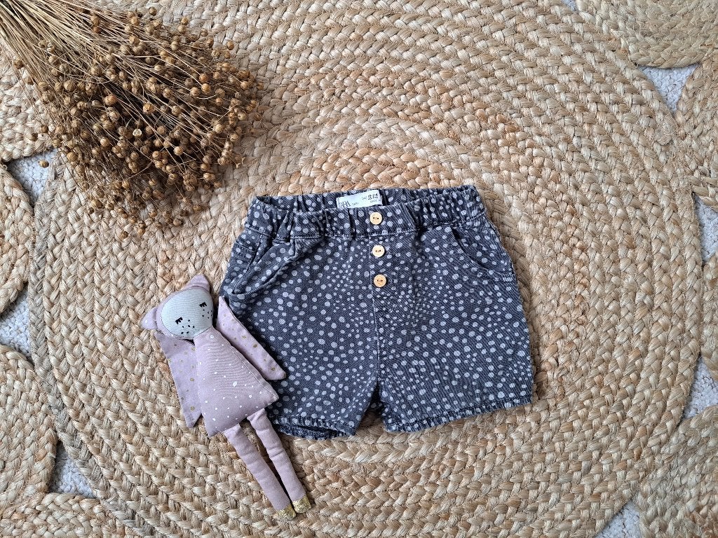 Leuk grijs met lichtgrijs stippen korte broekje Zara maat 92, Broek, Meisje, Ophalen of Verzenden, Zo goed als nieuw