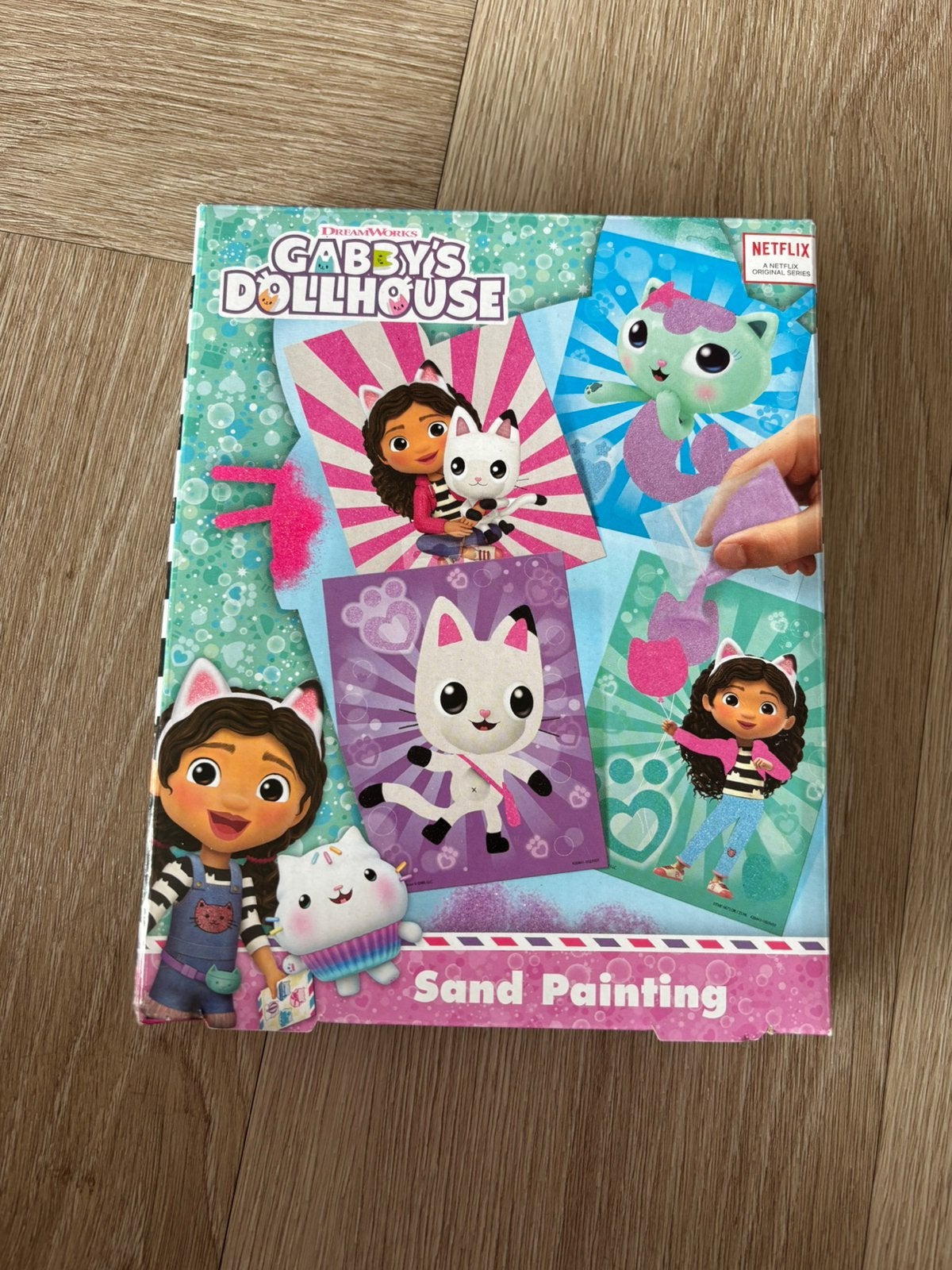 Totum Gabby’s Dollhouse kaarten versieren met zand, nieuw!, Ophalen, Film en tv, Nieuw, Meerkleurig