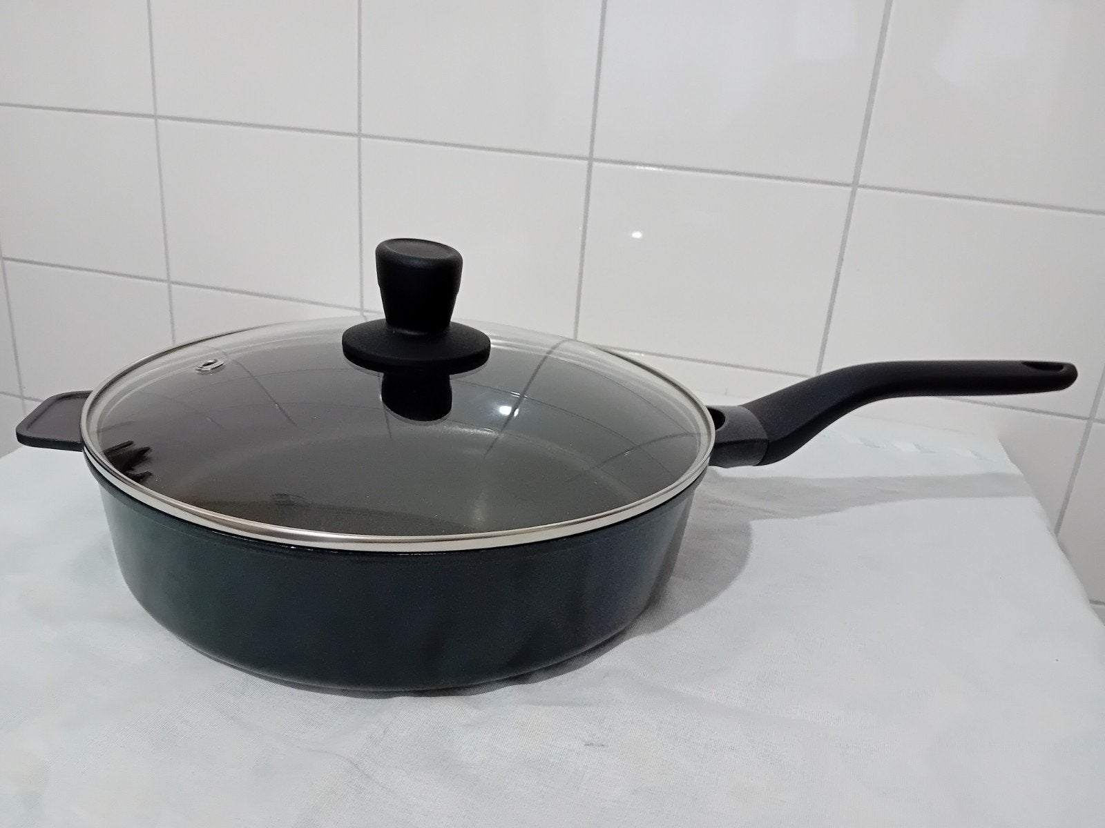 Hapjespan met deksel ( 28 cm x 7 cm ).Zwart .Nieuw!, Met deksel, Ophalen, Nieuw, Aluminium