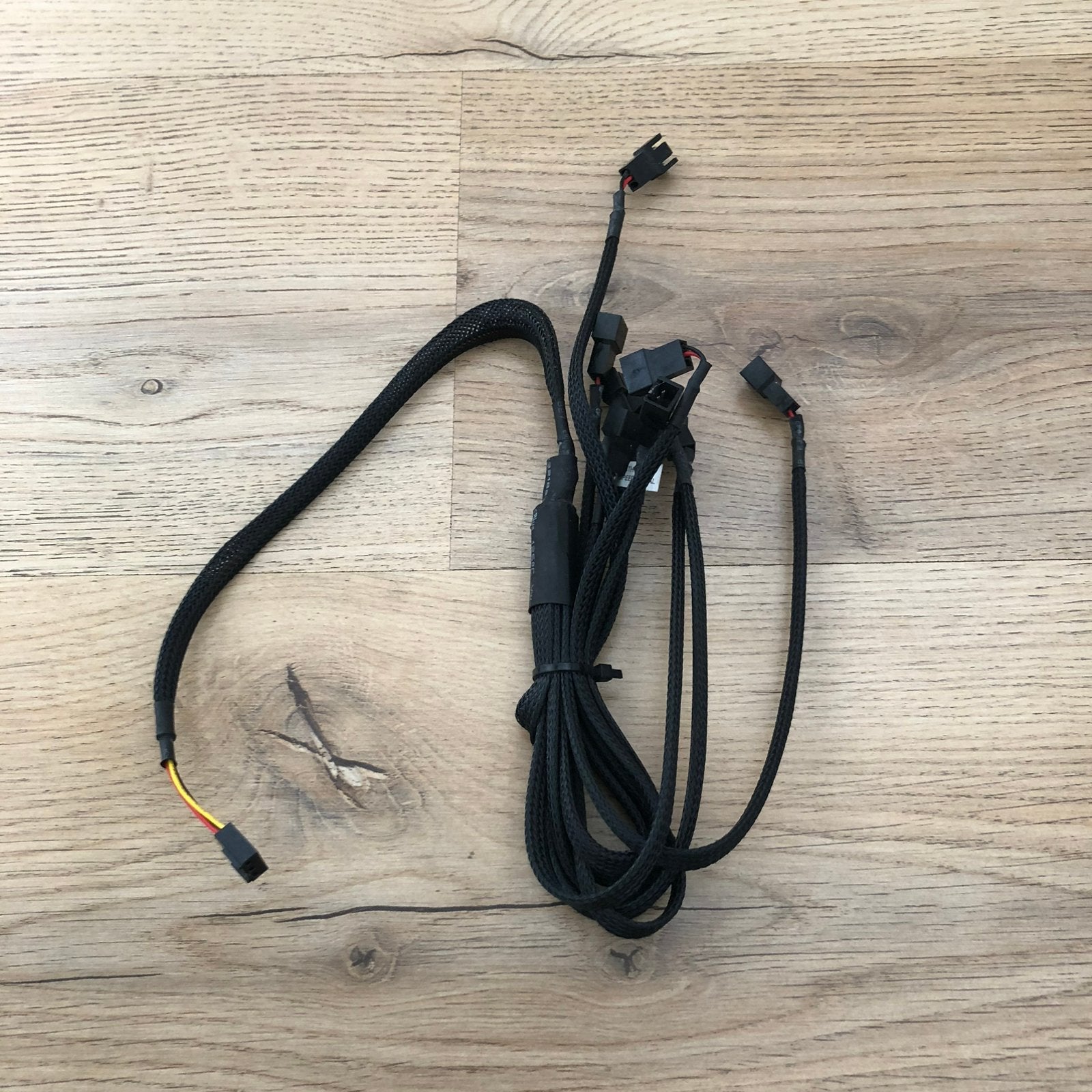 3-Pin Splitter naar 9x 3-Pin Fan - 60CM Sleeved Black, Ophalen of Verzenden, Gebruikt