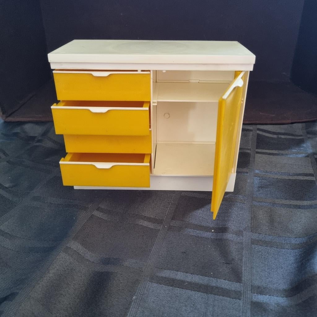 Sindy Pedigree keuken kast met deur en 4 lades, Verzamelen, Poppenhuizen en Toebehoren, Ophalen of Verzenden, Gebruikt, Poppenhuis